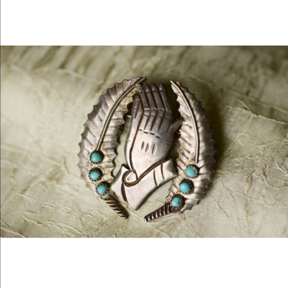 Praying hands brooch (vintage)